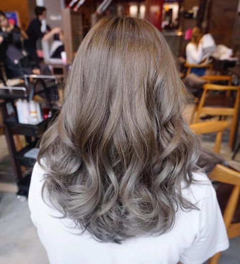 Milk tea with a hint of smoky beige hair color make a gorgeous color combo ✨ Tea Hair Color, Milk Tea Hair Color, Beige Hair Color, Carmel Hair Color, Grey Brown Hair, Hair Color Asian, Hair Colour Design, Beige Hair, Korean Hair Color