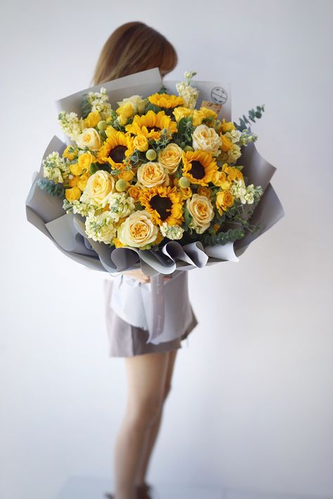 Sunflower Bouquet Arrangement, Sunflower Bouquet Ideas, Yellow Flowers Bouquet Gift, Sunflower Bouquet Aesthetic, Yellow Bouquet Flowers, Sunflower Bouquet Gift, Flower Bouquet Sunflower, Sunflowers Aesthetic, Yellow Flower Bouquet