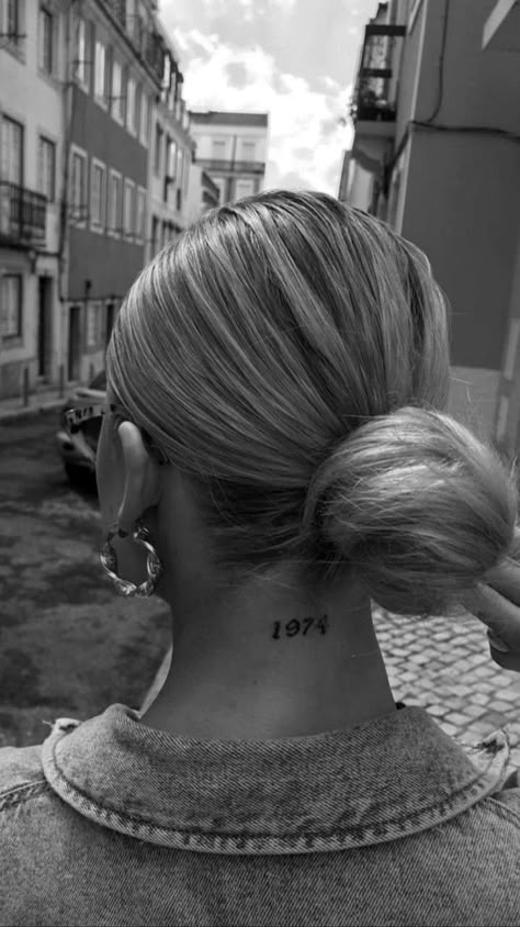 Aesthetic Behind The Ear Tattoos, Back Of Neck Number Tattoo, Top Of Neck Tattoo Women, Birth Year Behind Ear Tattoo, Year Neck Tattoo, 2012 Tattoo, 2006 Tattoo, Neck Tattoo Women, Tattoos On Arm