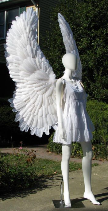 Huge White Upraised Angel Costume Wings have wire through the backstrap into each wing, allowing them to be positionable as seen in this picture Cute Angel Costume, Angel Cosplay, Cosplay Wings, Angels Wings, Costume Wings, Diy Kostüm, Eagle Wings, Angel Costume, Costume Parties