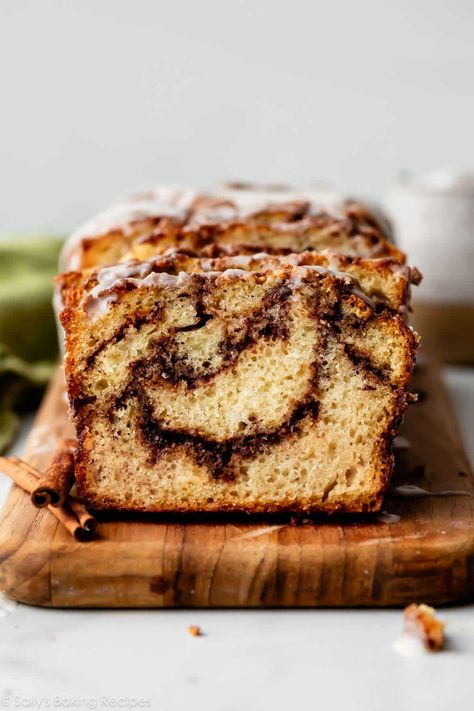 Deliciously moist and soft quick bread with an extra thick cinnamon swirl layer inside, crunchy cinnamon sugar topping, and vanilla icing. Recipe on sallysbakingaddiction.com Gluten Free Cinnamon Bread, Cinnamon Swirl Quick Bread, Gluten Free Quick Bread, Gluten Free Cinnamon, Cinnamon Bread Recipe, Cranberry Orange Bread, Apple Cinnamon Bread, Swirl Bread, Cinnamon Swirl Bread