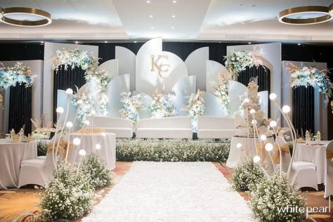 Pool Wedding Decorations, Pearls Wedding Theme, Gajah Mada, Indoor Wedding Decorations, Elegant Wedding Themes, Wedding Stage Backdrop, Wedding Background Decoration, Wedding Stage Design, Dream Wedding Decorations