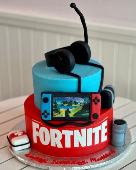 15 Stunning Fortnite Cake Ideas For A Unique Birthday Party. - The Perfect Cake Idea Gaming Birthday Party Cake, Fortnite Bday Cake, Easy Fortnite Cake Diy, 15 Birthday Cake Boy, 11th Birthday Party Ideas For Boys, 11 Birthday Cake Boy, Cake Ideas For Teenage Boys, Boys 10th Birthday Cake, 10 Birthday Cake Boy