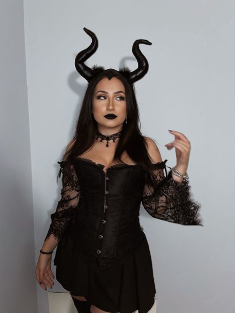 Costumes For Dark Hair Halloween, Maleficent Costume Diy Plus Size, Maleficent Halloween Outfit, Malefecint Halloween Costume, Cute Maleficent Costume, Halloween Costumes For Long Dark Hair, Halloween Malifecent, Iconic Halloween Costumes For Brunettes, Malicifent Costume