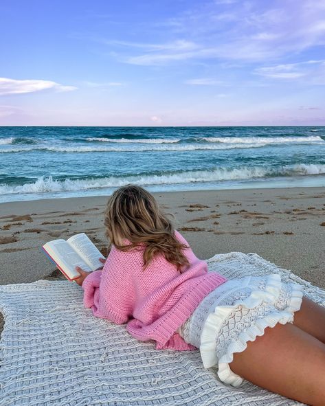 cozy sunsets 🎀🧸🌅 - fall outfit, beach sunset, fall outfits, fall style, pink style, beach girl, sweater weather, pinterest outfit Beach Sweater Outfit, Fall Beach Outfits, Winter Beach Outfit, Fall Shoot, Beach Sweater, Winter Beach, Fall Pictures, Style Pink, Pink Style