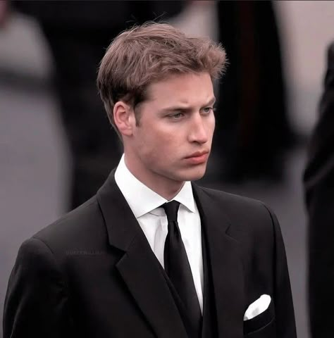 Hot Royals Prince, Prince William Young Pictures, Prince William Aesthetic, Prince William 90s, Prince Aesthetic Royal, Royal Family Aesthetic, Young Prince Harry, Young Prince William, Prince William Girlfriends