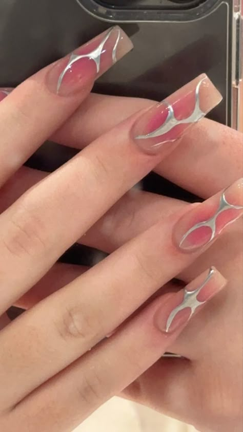 Chrome Lines Nail Art, Silver Lined Nails, Pink Nails With Silver Chrome, Nails Inspo 2024 Square, Chrome Line Nail Art, Silver Chrome Acrylics, Nail Design Inspo Square, Nails 2024 Square, Chrome Line Nails