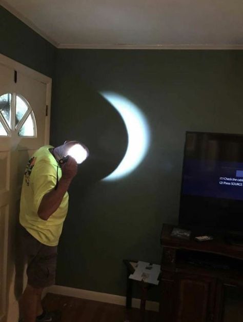 There Was A Storm During The Eclipse So He Improvised 10 Funniest, Never Grow Up, Solar Eclipse, Best Funny Pictures, Tumblr Funny, Bones Funny, This Moment, Funny Photos, Funny Texts