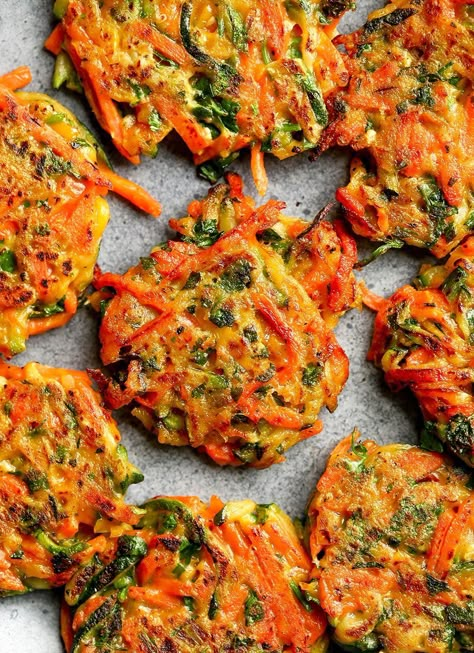 Vegan Veggie Fritters, Vegan Carrot Fritters, Just Vegetables Recipes, Vegan Vegetable Fritters, Easy Veggie Breakfast, Veggie Fritters Recipe, Broccoli Fritters Vegan, Vegetable Fritters Recipe, Vegan Blw Recipes