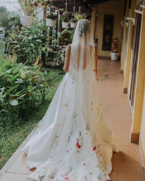 𝑻𝒉𝒆 𝒑𝒆𝒓𝒇𝒆𝒄𝒕 𝒗𝒆𝒊𝒍 👰 Our floral lace bridal veil with subtle bursts of color is the perfect choice for brides seeking a memorable and romantic look for their big day. Pair with a chic, minimalist ensemble to let the floral elements do the talking as you glide down the aisle. Phuong looks dreamy in our colorful one tier veil on her special day. Dream in color and make your springtime aesthetics come to life with this veil. 🫶🏼 Shop now: https://shorturl.at/yydBx #dreamdresses #dreamdres... Color Veil, Veil Floral, Lace Veils Bridal, Veil Dress, Floral Veil, Couture Wedding Gowns, Dream Dresses, Designer Wedding Gowns, Floral Elements