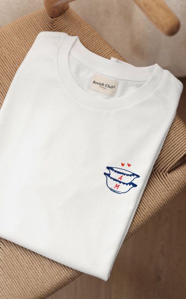 T-SHIRT HOMME BRODÉ AVEC AMOUR DANS NOTRE ATELIER RENNAIS 🇫🇷 Tee-shirt brodé au niveau du coeur avec des bols bretons à personnaliser. Choisissez un ou deux bols selon votre préférences et personnalisez l'initiale qui s'y trouve.  Une jolie idée de cadeau personnalisé à offrir à sa moitié (ou pour soi même :). Parfait pour tous les bretons chauvins et ceux qui le sont moins : Ces bols bretons sont un petit clin d'oeil à nos embruns iodés mais c'est une broderie qui reste discrète et facile à p Broderie Tee Shirt, Tee Shirts Diy, Couple Tshirts, Tee Shirt Homme, Embroidery Craft, Diy Shirt, Punch Needle, Tee Shirt, Porter