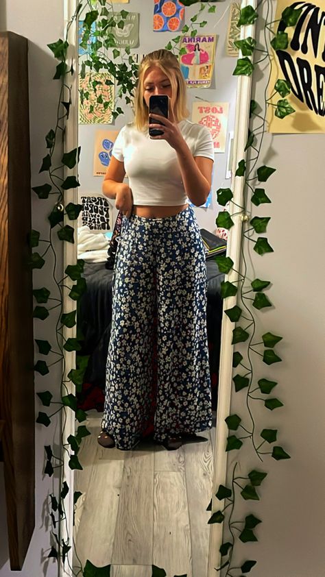 Patterned Trousers Outfit Summer, Flowy Pants Outfit Aesthetic, Summer Outfits Flowy Pants, Flowy Pants Outfit Summer, Black Flowy Pants Outfit, Trousers Outfit Summer, Cottagecore Summer Outfits, 9th Grade Outfits, Flowy Summer Pants