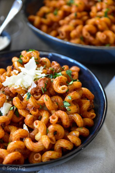 This sausage pasta recipe is a weeknight meal staple. Very few ingredients means minimal shopping but don’t let the simplicity fool you! This is Italian comfort food at its best - rich in flavor, simple to make and loved by the whole family! (Especially the cook!) Curly Pasta Recipes, Curly Pasta, Sausage Pasta Recipe, Sausage Sauce, Sausage Pasta Recipes, Italian Comfort Food, Sweet Italian Sausage, Recipe 30, Awesome Food