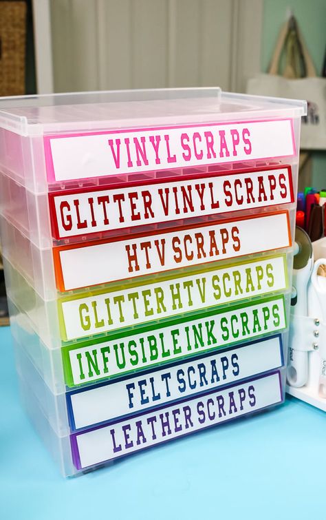 Learn about 3 ways to make Cricut labels! Great ideas for organizing every room in your home in minutes! #labels #cricut #cricutmade #organization Labels Cricut, Cricut Labels, Mason Jar Bathroom Organizer, Cricut Storage, Ideas For Organizing, Vinyle Cricut, Spice Jar Labels, Cricut Mat, Cricut Supplies