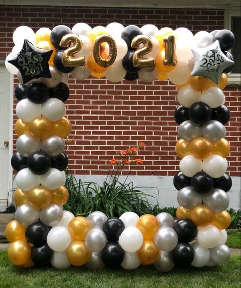 Graduation balloons Balloon Backdrop Ideas Graduation, Nursery Graduation, Kindergarten Graduation Party, Balloon Logo, Gathering Ideas, Sneaker Ball, Graduation Party Banners, Graduation Open Houses, Balloon Frame