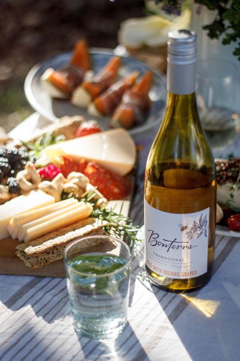 Picnic Photography, Wine Picnic, Picnic Date, Outdoor Food, Summer Wines, Eat Seasonal, Picnic Food, Tasting Menu, Picnic Foods