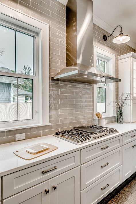 Backsplash Above Cabinets, Tall Ceiling Kitchen, Kitchen With High Ceilings, Eclectic Kitchen Design, Backsplash Trends, Open Kitchen Layouts, Kitchen Island Tops, Farmhouse Kitchen Backsplash, Subway Tile Backsplash Kitchen