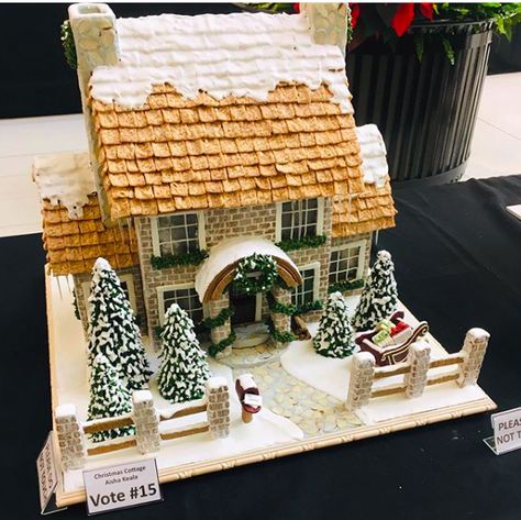 Clever Gingerbread House Ideas, Gingerbread House Landscape, Modern Gingerbread House Ideas, Gingerbread House With Porch, Gingerbread Chimney, Fancy Gingerbread Houses, Winter Gingerbread House, Whimsical Desserts, Insane Gingerbread Houses