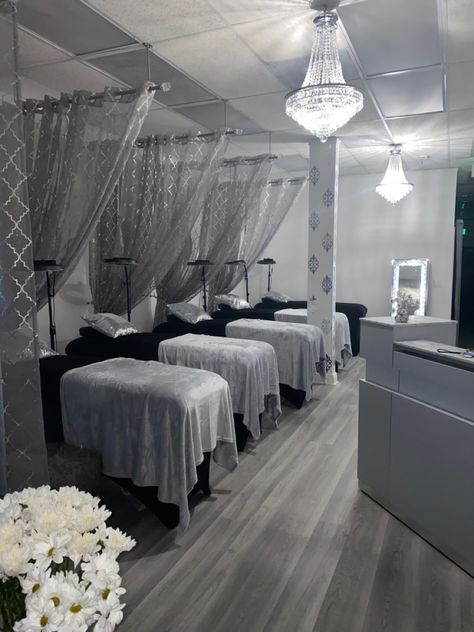 Future Esthetician, Home Spa Room, Lash Room Decor, Lash Studio, Brow Stylist, Garage Style, Lash Room, Store Interiors, Salon Ideas