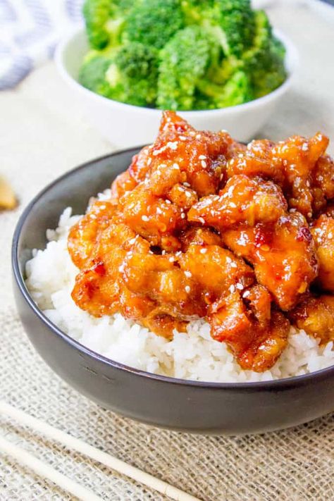 Easy General Tso Chicken, Poulet General Tao, General Tso's Chicken Recipe, Chinese Food Delivery, General Tso's Chicken, Tso Chicken, Garlic Rice, General Tso Chicken, Mapo Tofu