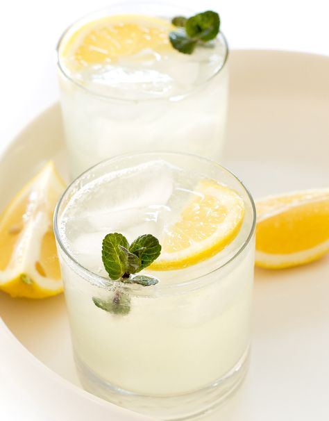 Learn how to make easy homemade lemonade at home. All you need is three ingredients and whatever herb or fruit you like for garnish! Picnic Potluck Ideas, Vegan Picnic Ideas, Easy Homemade Lemonade, Easy Lemonade, Easy Lemonade Recipe, Vegan Picnic, Picnic Potluck, Mini Fruit Tarts, Moms Recipes