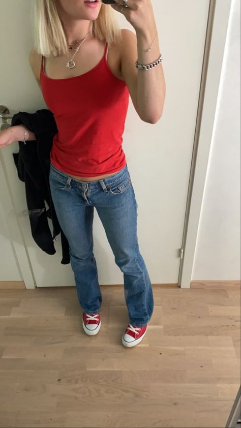 Outfits For Red Converse, Red Converse Fits, Red Converse Aesthetic Outfit, Vintage Converse Outfit, How To Style Red Converse, Trendy Converse Outfits, Red Chucks Outfit, Red Converse Outfit Ideas, Outfits With Red Converse