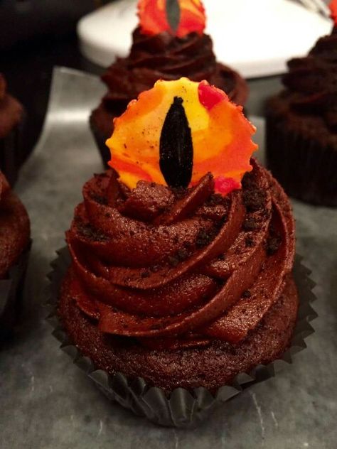 Sauron cupcakes Lotr Birthday Party Decorations, Lotr Cupcakes, Lord Of The Rings Cupcakes, Dnd Food Party Ideas, Lotr Cakes, Lotr Birthday, Lotr Party, Dragon Cupcakes, Bd Cake