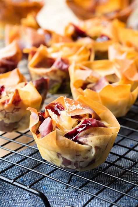 This Cherry Filo Pastry Tart is a portable grab 'n go breakfast, snack or healthy dessert. It's quick and easy to make. Can be made vegan. Filo Pastry Sweet Recipes, Phyllo Dough Recipes Dessert Cherry, Filo Pastry Recipes Sweet Easy, Filo Dough Recipes Desserts, Pastry Breakfast Recipes, Sweet Canapes, Phylo Pastry Recipes, Filo Pastry Dessert, Cherry Tarts