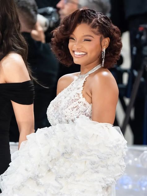 Oldies Photoshoot, Halle Bailey Angel, Halle Bailey Met Gala 2023, Halle Bailey Met Gala, Halle Bailey Aesthetic Icon, Halle Bailey Hair, Halle Bailey White Dress, Halle Core, Halle Bailey Smile