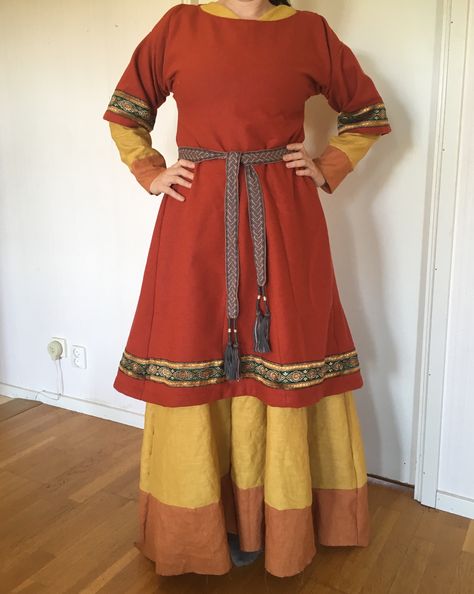 Medieval garb. Eastern Europe Slavic/Russian 12th century, loosely interpreted. #SCA #reenactment Ancient Slavic Clothing, Sca Garb Women, 12th Century Fashion, 12th Century Clothing, Medieval Dress Peasant, Medieval Dress Pattern, Slavic Clothing, Celtic Clothing, Sca Garb