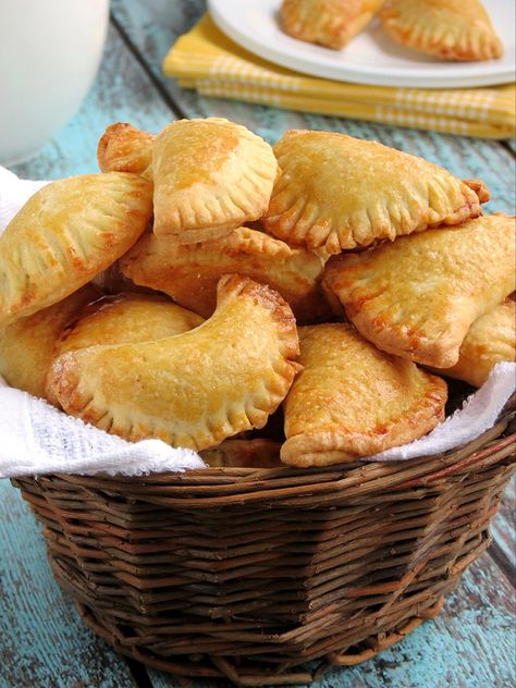 Mini Pumpkin Empanadas | YummyAddiction.com Dessert Empanadas, Mini Empanadas, Pumpkin Empanadas, Chamorro Recipes, Mexican Pastries, Mexican Sweet Breads, Mini Dessert, Fall Cooking, Empanadas Recipe