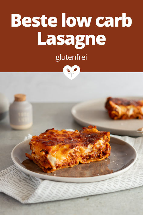 Das ist definitiv die beste Lasagne aller Zeiten & keiner würde merken, dass sie low carb, clean & low carb ist. Ich liebe dieses Gericht, weil es sich so gut am Morgen oder Vorabend vorbereiten lässt & der Ofen dann den Großteil der Arbeit erledigt. Du kannst die Lasagne mit Fleisch, fleischlos und sogar vegan zubereiten – schmeckt & gelingt genau gleich gut! Low Carb Lasagne, Clean Low Carb, Food Blog, Low Carb, Low Carb Recipes