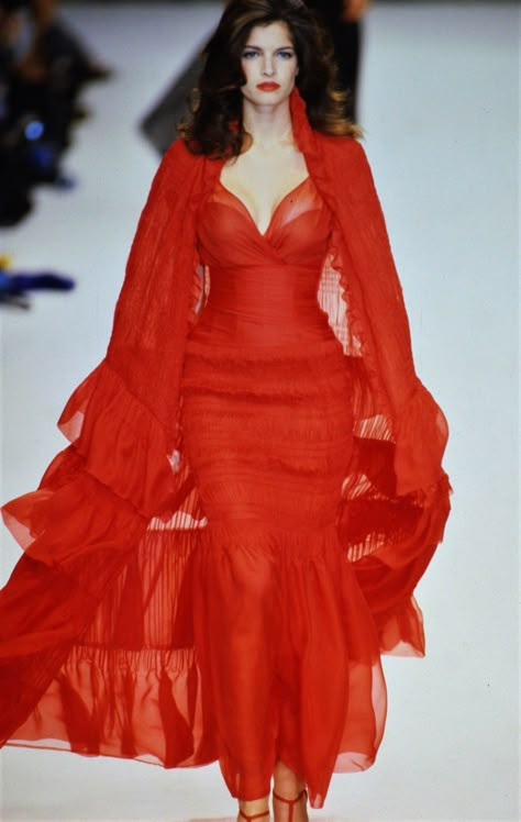 Chanel. Dainty Dress, High Fashion Runway, Monochromatic Fashion, Stephanie Seymour, Classic Chanel, Runway Fashion Couture, Original Supermodels, Chanel Haute Couture, Dolce E Gabbana