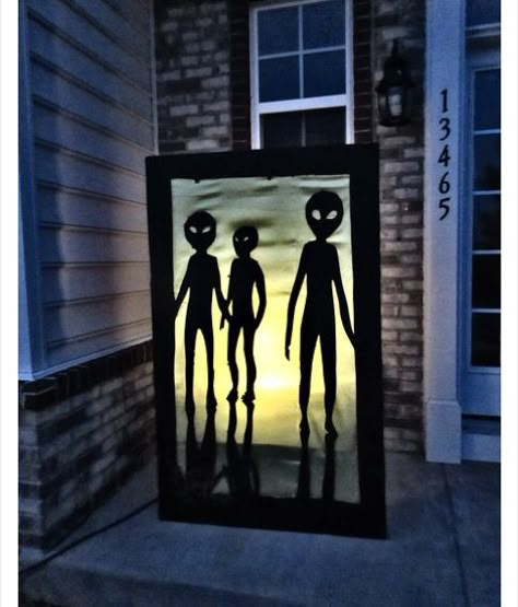 What about a silhouette photo op? Spaceship Decor, Alien Birthday Party, Halloween School Treats, Alien Party, Alien Halloween, Halloween Yard Decorations, Halloween Yard, Theme Halloween, Halloween 2019