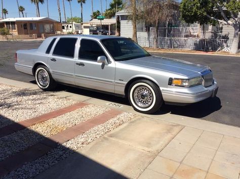 Lincoln Town Car Lowrider, 1990s Cars, Lincoln Motor Company, Lincoln Motor, Lowrider Trucks, Abe Lincoln, Hummer Cars, Lowered Trucks, Lincoln Cars