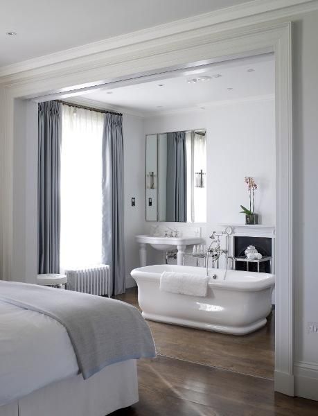 Eye For Design: Bathtubs In The Bedroom.......A Trend That Is Gaining Popularity. Open Bathroom Concept, Open Concept Bathroom, David Collins, Bedroom With Bathroom, Open Bathroom, Bedroom With Bath, French Country Bathroom, Bedroom Trends, Bedroom Deco