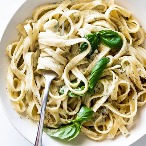 Pasta With Basil, Basil Cream Sauce, Homemade Salad Dressing Healthy, Creamy Pasta Recipes, Cream Pasta, Cream Sauce Recipes, Easy Pasta Salad Recipe, Basil Pasta, Easy Pasta Salad