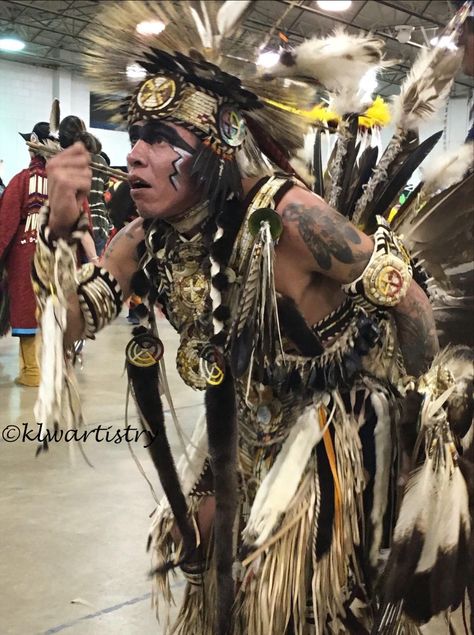 A dancer in regalia at a pow wow Pow Wow Dancers, Native Regalia, Native American Prayers, Folk Culture, Native Pride, Indigenous Americans, Native American Peoples, Pow Wow, Dance Art