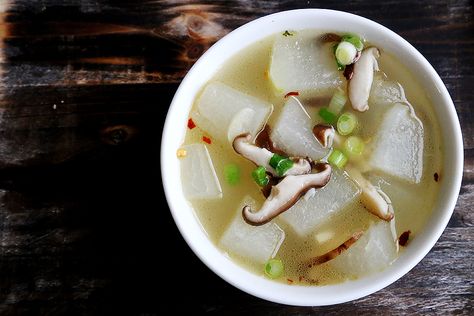 Cool Down with Winter Melon Soup – Chinese Soup Tonics Shiitake Mushroom Soup, Winter Melon Tea, Winter Melon Soup, Soup Asian, Melon Soup, Melon Recipes, Recipes Written, Dried Scallops, Winter Melon