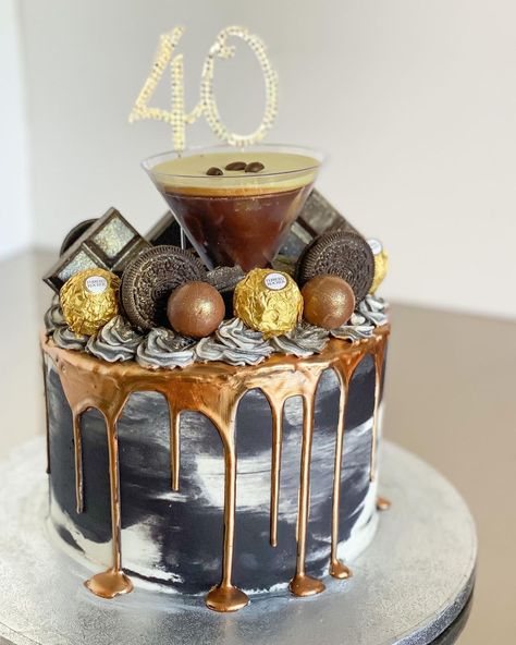 Espresso Martini Cake Design, 40th Chocolate Birthday Cake, Espresso Martini Birthday Cake, Stock The Bar Cake Ideas, Espresso Martini Cake, Birthday Cake Martini, Martini Cake, Birthday Martini, Hennessy Cake