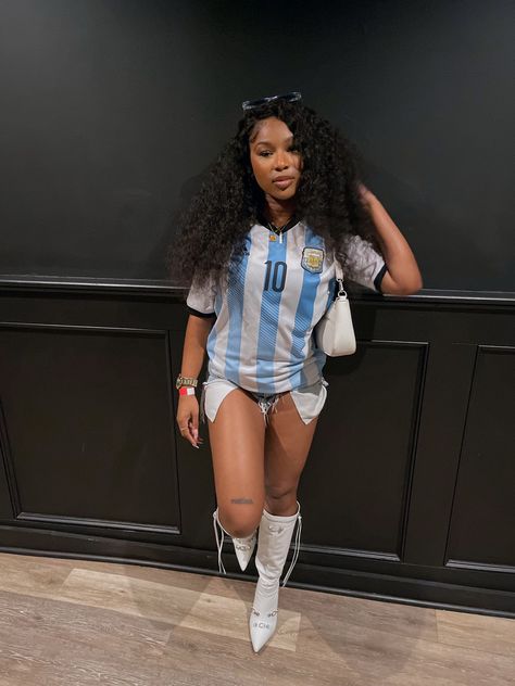 Shorts and high boots. Soccer Jersey outfit black girl Soccer Jersey Outfit, Short Black Boots, Jersey Outfit, Fire Fits, Outfit Black, Baddie Outfits, Soccer Jersey, Date Night Outfit, Jacket Outfits