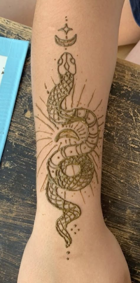 Grunge Henna Tattoo, Halloween Henna Tattoos, Henna Skull Designs, Henna Designs Snake, Henna Tattoo Designs Aesthetic, Henna Designs On Leg, Snake Henna Tattoo, Henna Designs Stomach, Henna Thigh Designs