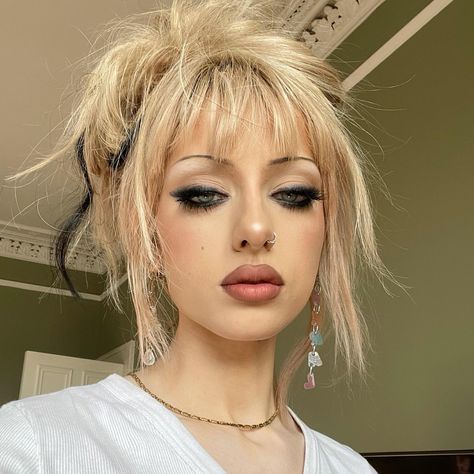 Pamela Anderson Makeup, Cute Aesthetic Makeup, Eve Frsr, Winter Make-up, 2000s Makeup Looks, Winter Make Up, 90s Makeup Look, Show Makeup, Punk Makeup