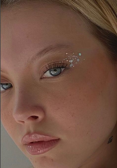 Concert Face Glitter, Disco Party Makeup Ideas, Glitter Disco Makeup, Concert Makeup Ideas Glitter, Minimalist Glitter Makeup, Lace Makeup Look, Nye Glitter Makeup, Minimal Glitter Eye Makeup, Make Up For New Years Eve