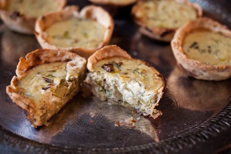 Blue cheese and walnut tarts Thanksgiving Appetizers Finger Foods, Blue Cheese Tart, Savory Pies Recipes, Tart Filling, Tart Baking, Delicious Appetizer Recipes, Baking Kitchen, Savory Tart, Cheese Bites