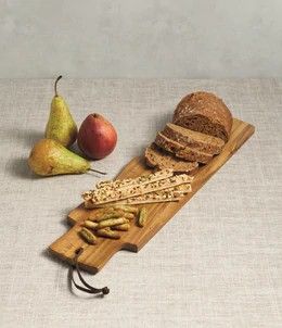 Crackers Homemade, Baked Grilled Cheese, Tea With Friends, Pimento Cheese Recipes, Cheese Serving Board, Food Stand, Cheese And Crackers, Wooden Serving Boards, Food Stands