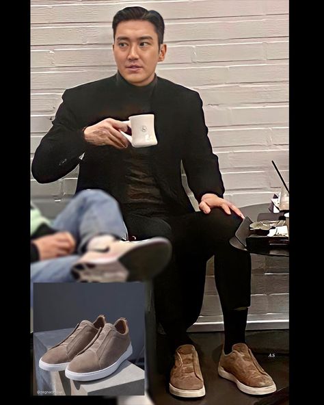 ATSUKO on Instagram: “siwon‘s sneaker👟 ERMENEGILDO ZEGNA COUTURE TRIPLE STITCH suède sneaker. @zegnaofficial 👍☕️🤎@siwonchoi #zegna #최시원 #siwon…” Ermenegildo Zegna, Danner Mountain Light Boot, Suede Sneakers, Hummel Sneaker, Old Money, Hiking Boots, Night Out, Couture, Money