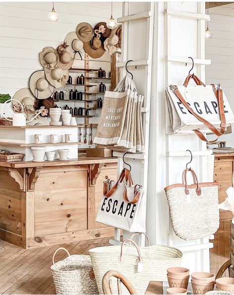 Boutique Space Ideas, Boho Shop Display, Clothing Boutique Store Front Ideas, Modern Boho Boutique, Vintage Boutique Decor, Boutique Hanging Ideas, 2023 Boutique Trends, Home Boutique Ideas Display, Store Front Ideas Retail Entrance