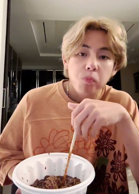 Taehyung Eating, Taehyung Live, Taehyung Weverse, Love Me Again, Kim Taehyung Wallpaper, Bts Taehyung, Bts Army, Kim Taehyung, Bts