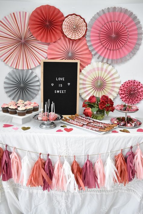 Dessert table love is sweet pink and red Valentine’s Day Instagram.com/sprinkles.blooms Valentines Dessert Table Ideas, Valentine Dessert Table, Valentines Bunco, Galentines Event, Valentines Dessert Table, Valentines Banquet, Valentines Dessert, Bridal Shower Desserts Table, Sprinkle Ideas